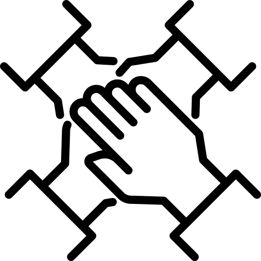 Manos una arriba de la otra demostrando compañerismo