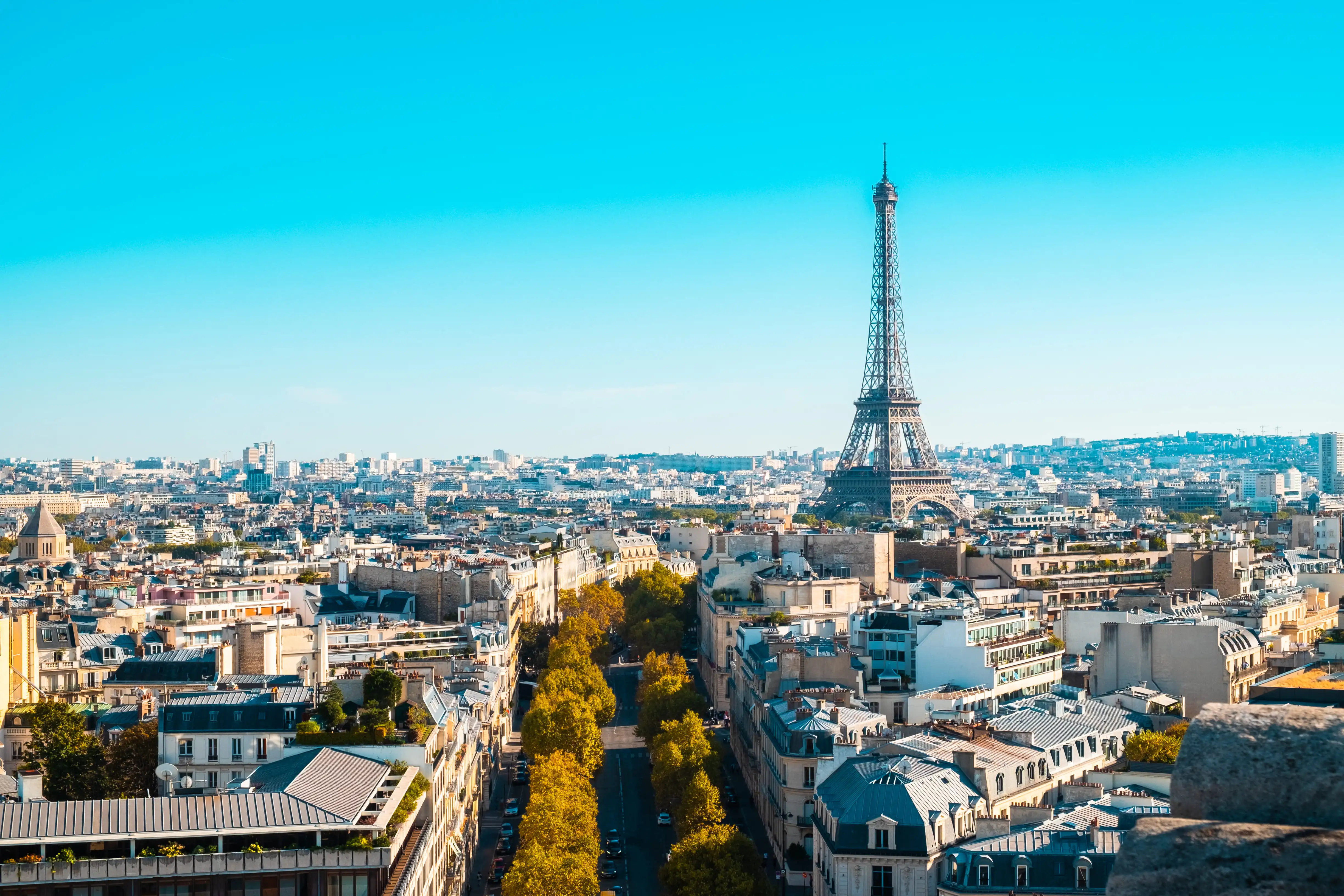 Foto tomada desde un balcón de París con foco en la Torre Eiffel