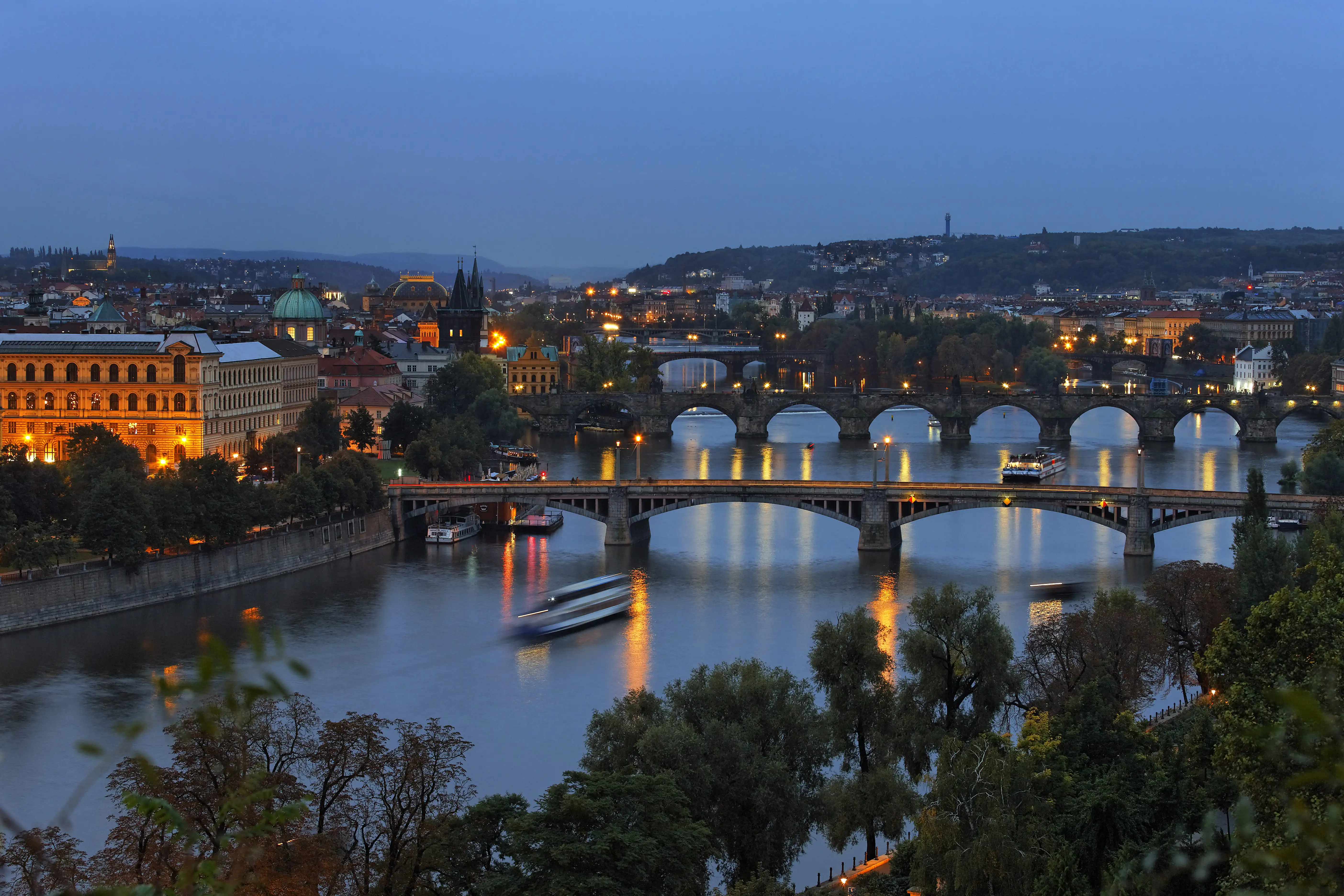 Puente Carlos, Praga. Noche con los puentes pasando arriba de río